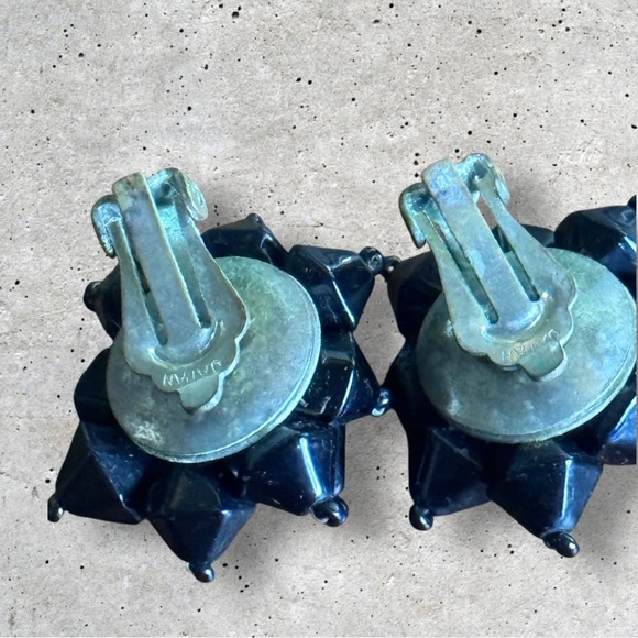 Seven 7 pairs vintage clip on estate earrings in blacks and grays marked Japan - Picture 6 of 15